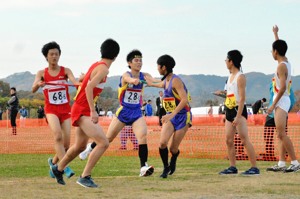 タスキをつなぐ東小千谷中学校チームの画像