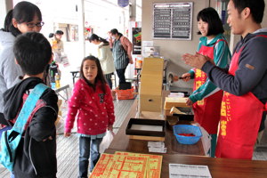 ガラポン抽選の参加する子どもの画像