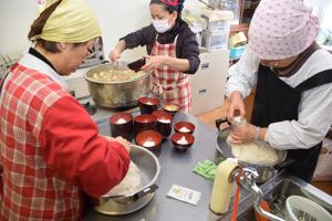 餅を振り分ける関係者の画像