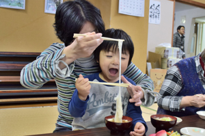 餅に喜ぶ子どもの画像