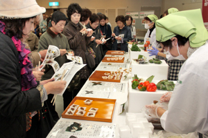 ちまきを試食する来場者の画像