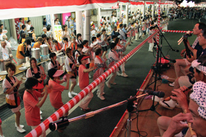 盆踊りを踊るみなさんの画像