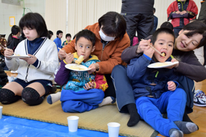 お餅を食べる児童の画像