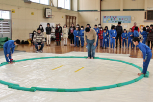 大きな声であいさつをする児童の画像