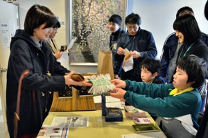 製品を手渡す中学部の生徒の画像