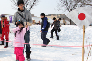 的を狙い定める子どもの画像