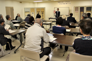 岡村さんの話を聞く参加者の画像