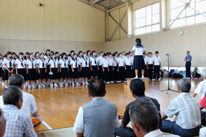 閉村式で合唱を披露する生徒の画像