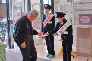 花の種を手渡す小学生の画像