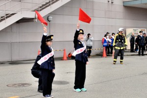 放水の合図をする小学生の画像