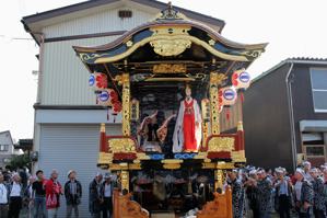 祭り屋台と巫女爺の画像