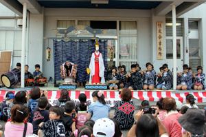 小学生による巫女爺踊りの画像