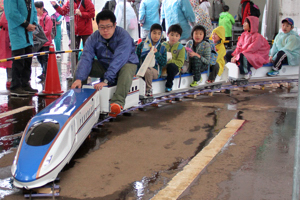 ミニ新幹線に乗る子どもたちの画像