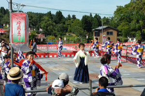 桟敷席で大花火音頭を踊る町民のみなさん画像