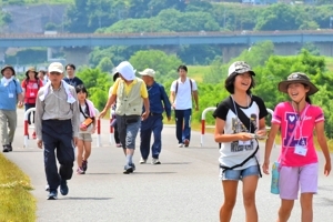 信濃川堤防を歩く参加者の画像