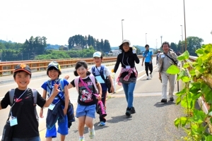 山本山大橋を渡る参加者の画像