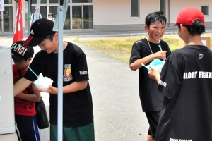 かき氷を食べる子どもたちの画像