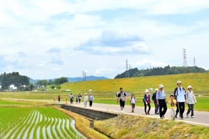 田園風景の中を歩く参加者の画像