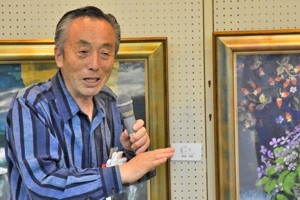 作品の解説をする菊池義昭さんの画像