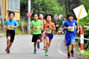 力走する小学生の画像