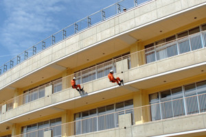 小学校屋上からロープで降りる消防隊員の画像