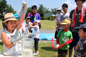 科学実験のコーナーで遊ぶ子どもたちの画像