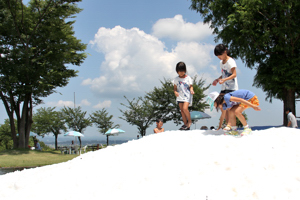 雪山で遊ぶ子どもたちの画像