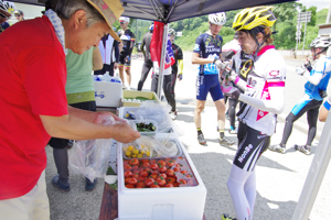 エイドステーションで野菜を食べる選手達の画像