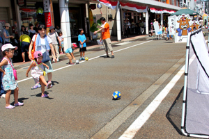 サッカーゲームをする子どもの画像