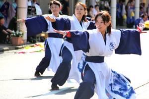 よさこいを踊る女性たちの画像