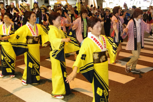 盆踊りを踊るみなさんの画像