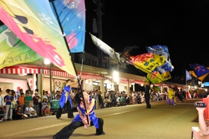 よさこいを踊る参加者の画像