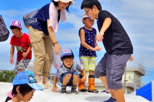 雪山で遊ぶ子どもの画像