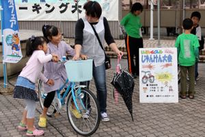 リサイクル自転車をもらった来場者の画像