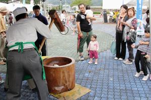 うまいものコーナーでのもちつきの画像