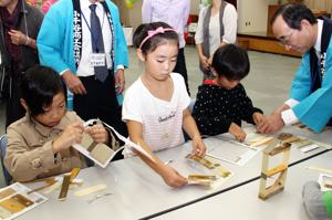 耐震構造の紙模型を作る来場者の画像