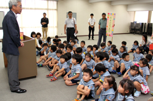 園児たちにお礼を述べる副市長の画像