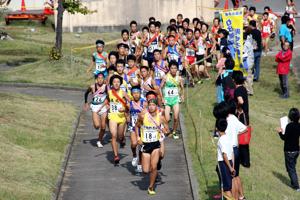 陸上競技場の外を走る選手の画像