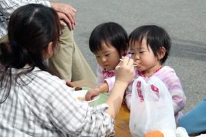 おいしそうに芋煮を食べる子どもの画像