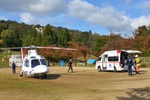 ドクターヘリと並ぶ救急車両の画像