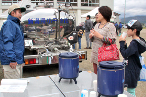 給水車の水を飲む参加者の画像