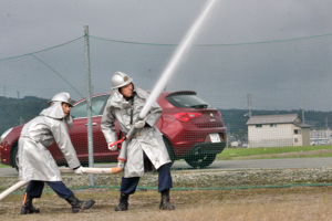 放水訓練をしている消防団員の画像