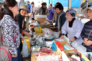 地元野菜などを販売している画像