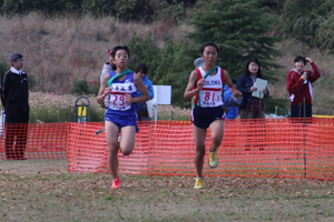 ゴール前で競り合う勝利を讃え合う南中学校女子選手の画像