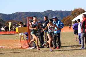 タスキをつなぐ勝利を讃え合う小千谷中学校男子選手たちの画像