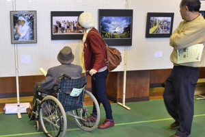 展示された写真を見る来場者の画像