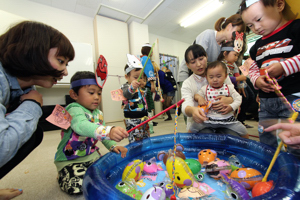 風船釣りをする子どもの画像