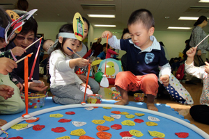 磁石の魚釣りゲームをする子どもの画像