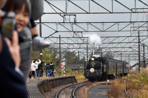 小千谷駅に到着するSLの画像