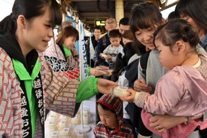 おにぎりのふるまいの様子の画像